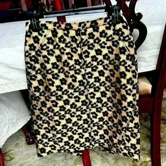 Ann Taylor pencil skirt NWOT size 4. Black and cream zipper in back. - Picture 3 of 9